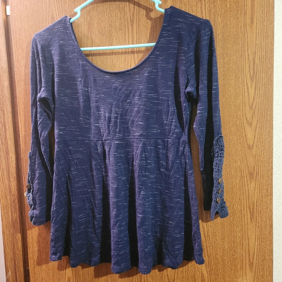💓 3/$10 Lily Rose XS Blue Pretty Top With Crochet Sleeves - Picture 11 of 12